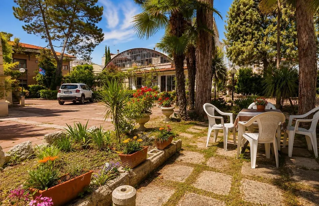 Hotel Villa Pina - vicino al mare con giardino e parcheggio-1